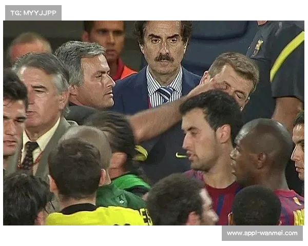 穆里尼奥场边指挥瞬间：表情凝重战术板疾书