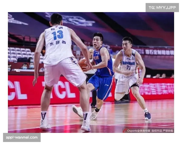 狂热队状元秀在队内对抗赛中送出背后妙传